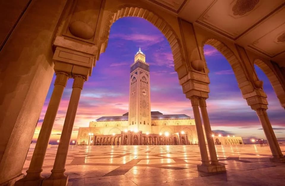 Hassan-II.-Moschee bei Nacht