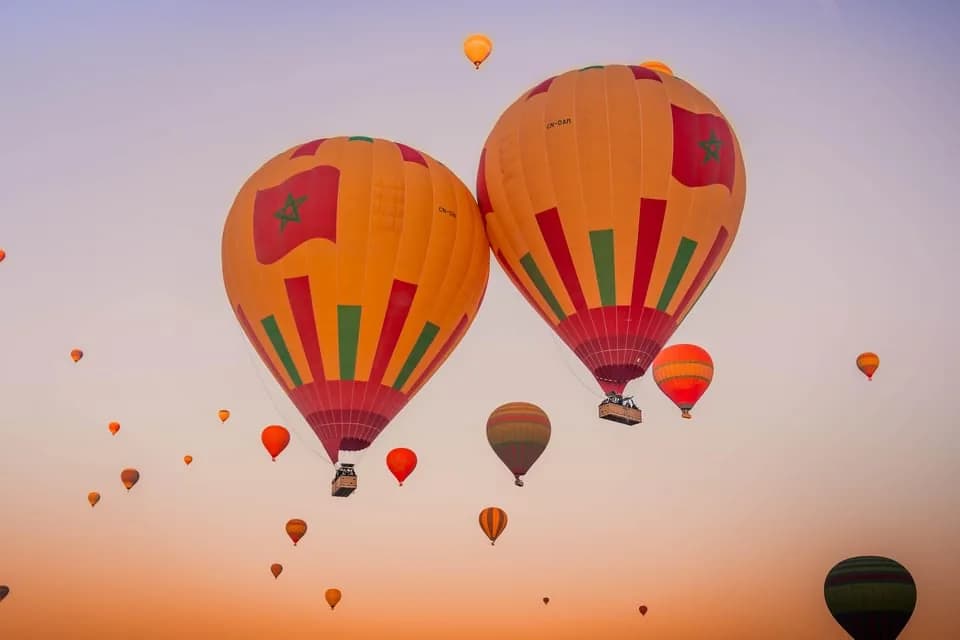 منطاد عند الشروق فوق الأطلس