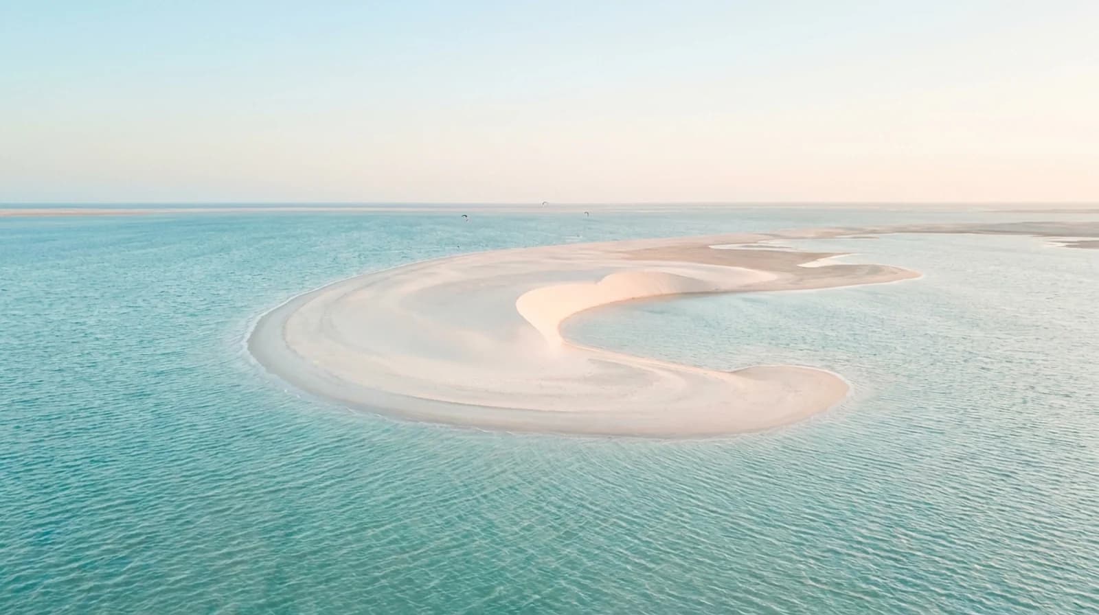 Lagune turquoise de Dakhla avec dunes