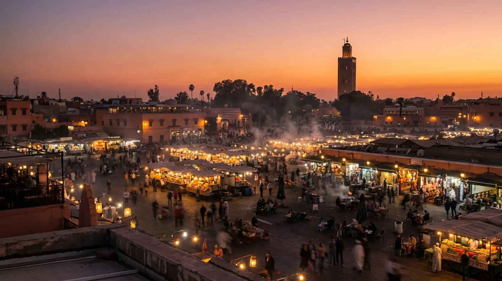Place Jemaa el-Fna à Marrakech au coucher du soleil